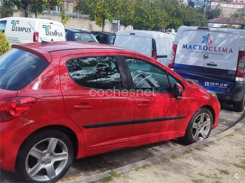 Usado Peugeot 207 70 CV (51 kW) 2006 Rojo Berlina