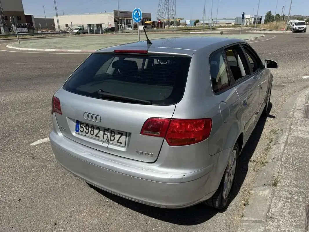 Usado Audi A3 Sportback Ambiente 105 CV (77 kW) 2006 Plateado Utilitario