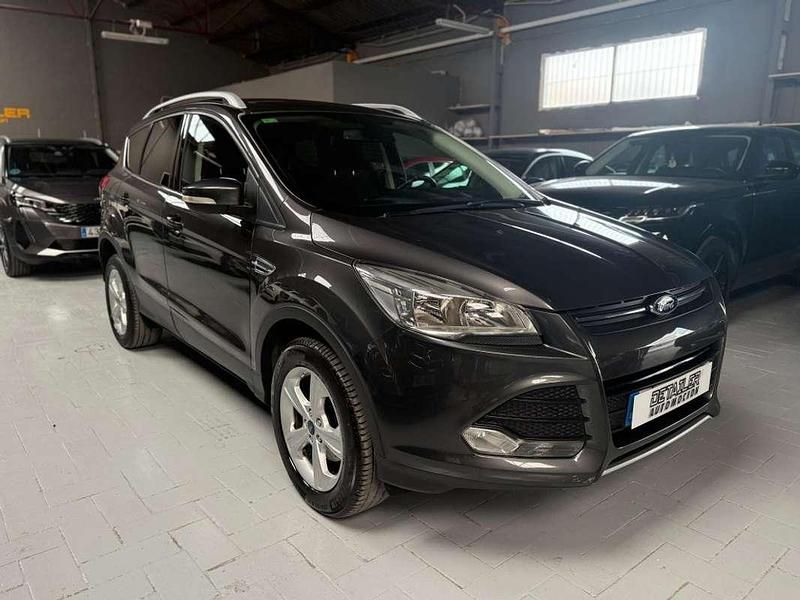 Usado Ford Kuga Trend 150 CV (110 kW) 2015 Gris SUV
