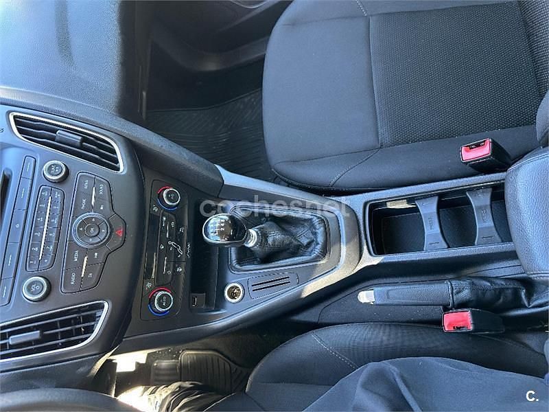 Usado Ford Focus Trend 120 CV (88 kW) 2016 Gris / plata Berlina