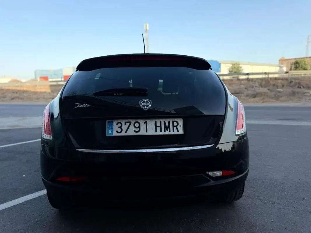 Usado Lancia Delta Gold 105 CV (77 kW) 2013 Negro Utilitario