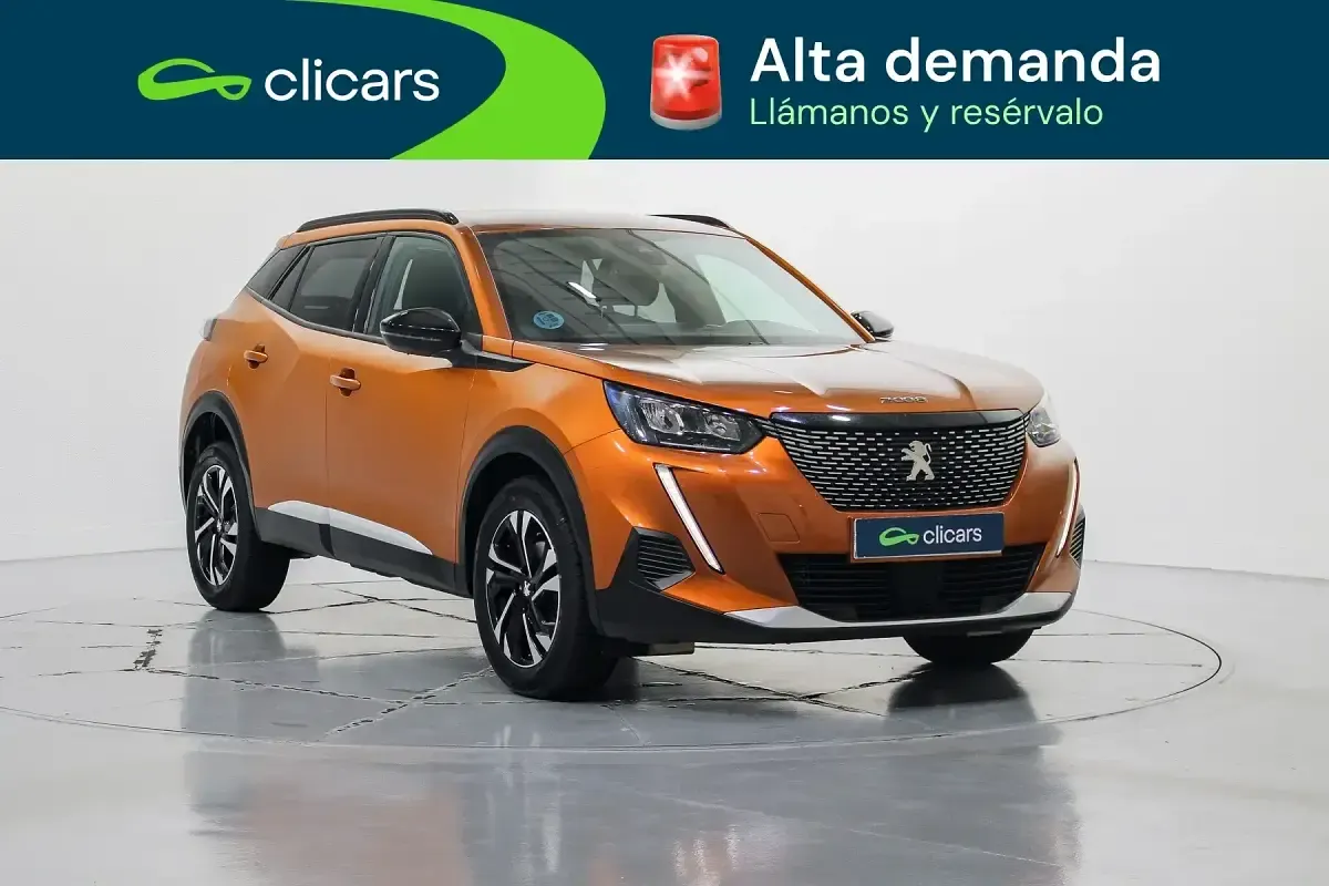 Usado Peugeot 2008 Allure 100 CV (73 kW) 2022 Naranja SUV