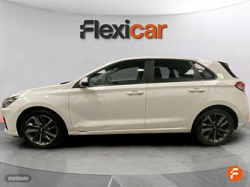 Usado Hyundai i30 120 CV (88 kW) 2021 Blanco Berlina