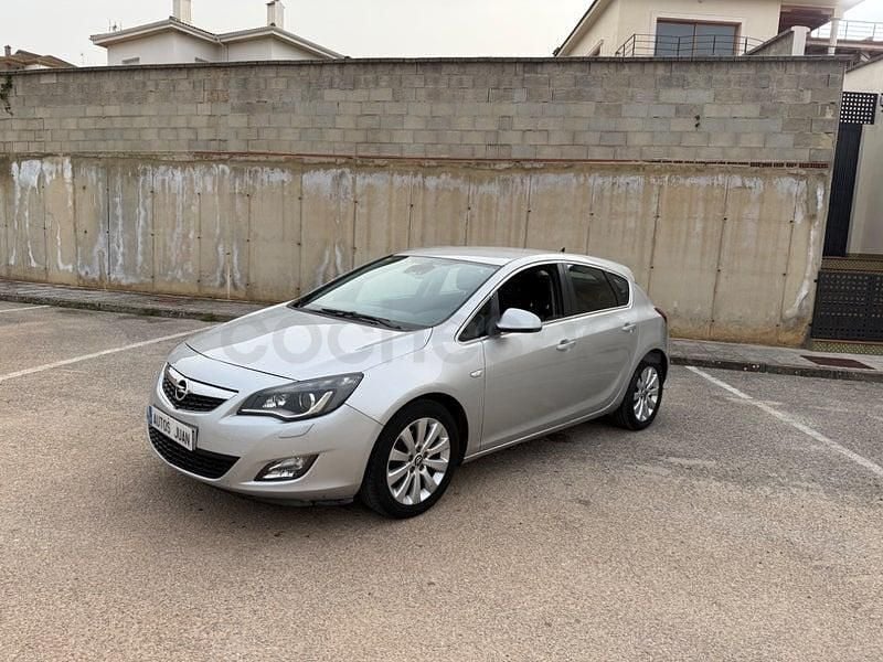 Usado Opel Astra Selective 110 CV (80 kW) 2012 Gris / plata Berlina