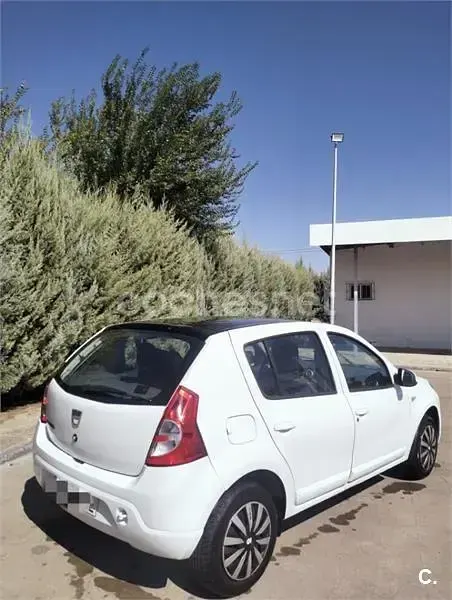 Usado Dacia Sandero Lauréate 75 CV (55 kW) 2012 Blanco Berlina