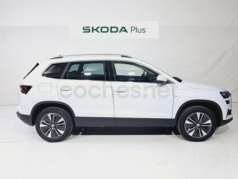 Usado Skoda Karoq Selection 110 CV (80 kW) 2024 Blanco SUV