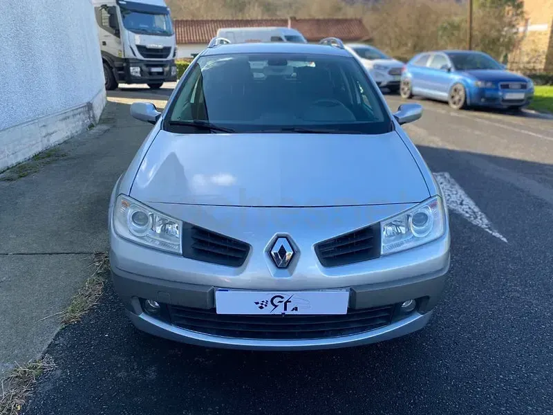 Usado Renault Mégane GrandTour Dynamique 110 CV (80 kW) 2006 Gris / plata Familiar