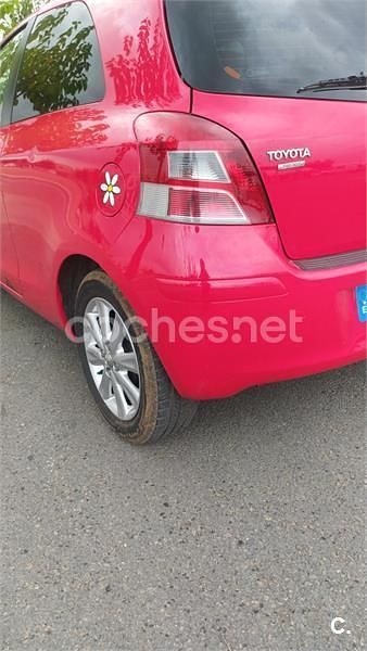 Usado Toyota Yaris Active 101 CV (74 kW) 2010 Rojo Berlina