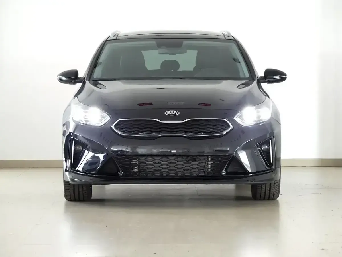 Usado Kia Ceed 141 CV (103 kW) 2022 Negro Utilitario