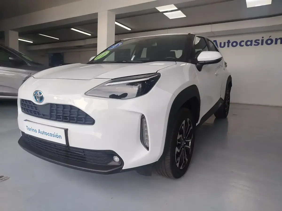 Käytetty Toyota Yaris Hybrid Connect Style 116 HP (85 kW) 2022 Valkoinen