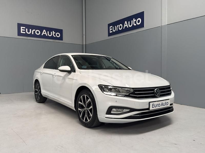 Blanco Usado 2021 VW Passat Executive Berlina | 17.900 € (Buen precio) - Imagen 1/4
