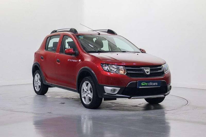 Usado Dacia Sandero Stepway 90 CV (66 kW) 2015 Rojo Utilitario