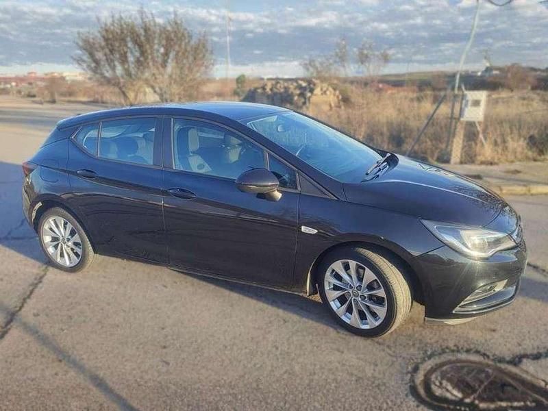 Usado Opel Astra Dynamic 110 CV (80 kW) 2016 Negro Familiar