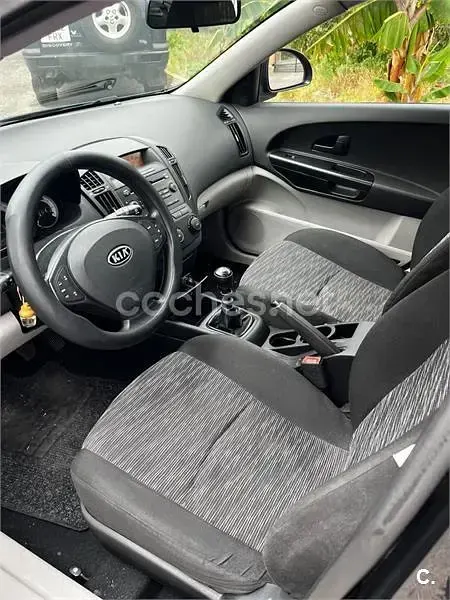 Usado Kia Ceed 90 CV (66 kW) 2007 Negro Utilitario