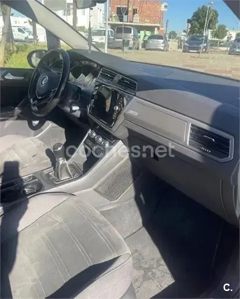 Usado VW Touran Edition 115 CV (84 kW) 2018 Negro Monovolumen