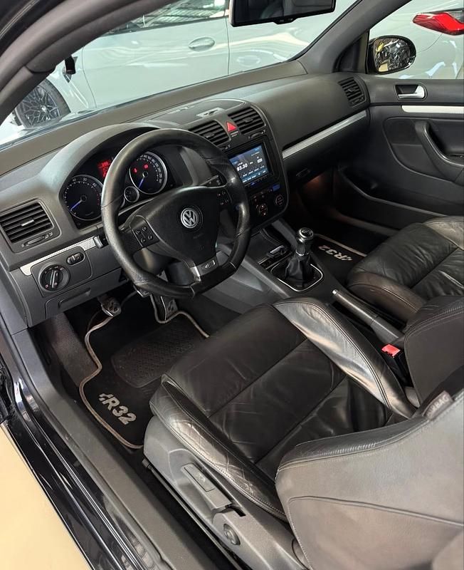 Usado VW Golf V R 250 CV (183 kW) 2007 Negro Utilitario