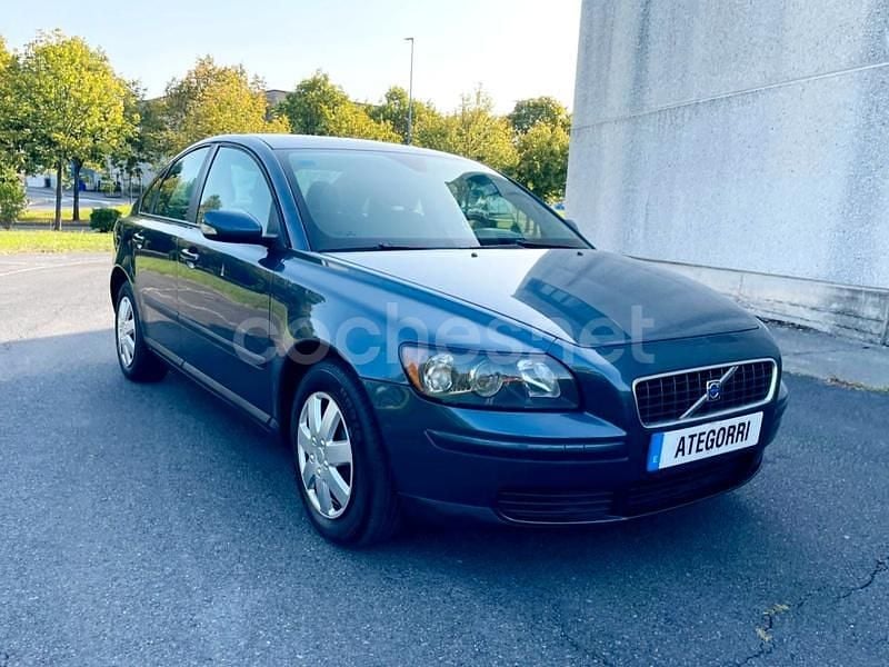 Azul Usado 2005 Volvo S40 Momentum Berlina | 2999 € - Imagen 1/4
