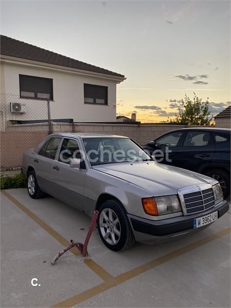 Usado Mercedes E300 136 CV (100 kW) 1993 Gris / plata Berlina