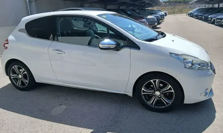 Usado Peugeot 208 Allure 92 CV (67 kW) 2014 Blanco Utilitario