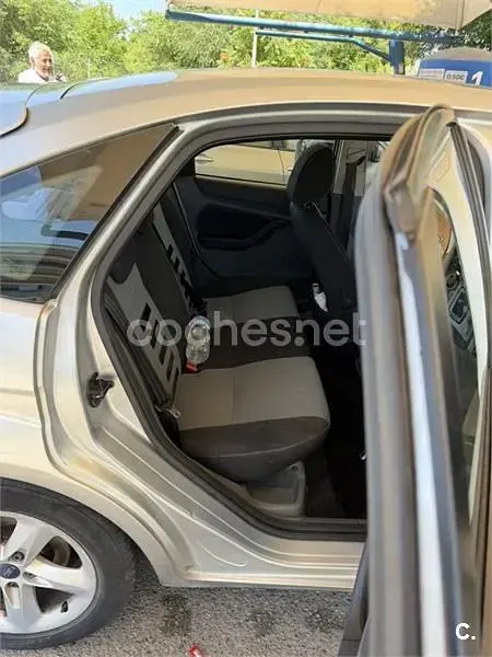 Usado Ford Focus Sport 115 CV (84 kW) 2010 Gris / plata Berlina