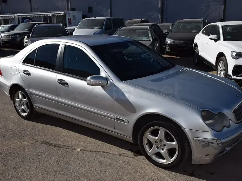 Usado Mercedes C220 Classic 143 CV (105 kW) 2002 Gris / plata Berlina