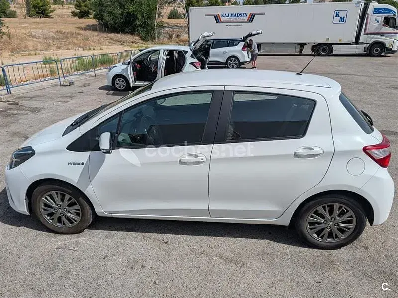 Usado Toyota Yaris Hybrid 100 CV (73 kW) 2017 Blanco Berlina
