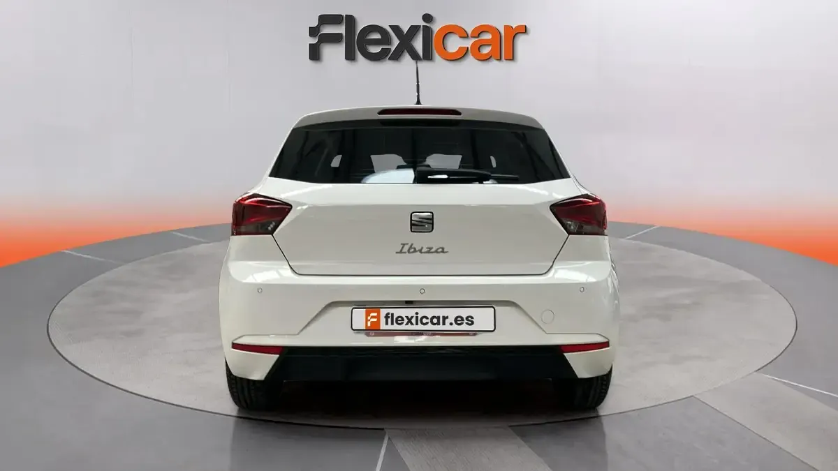 Usado Seat Ibiza Style Plus 116 CV (85 kW) 2021 Blanco Utilitario