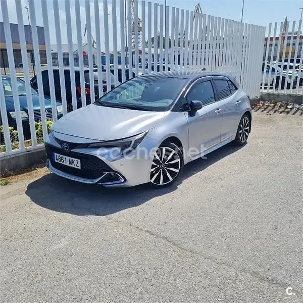 Usado Toyota Corolla 140 CV (102 kW) 2023 Gris / plata Berlina