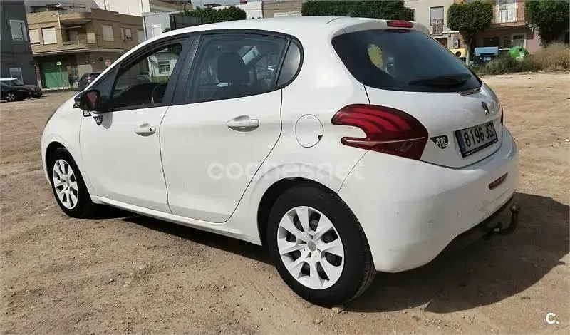 Usado Peugeot 208 Active 68 CV (50 kW) 2015 Blanco Utilitario