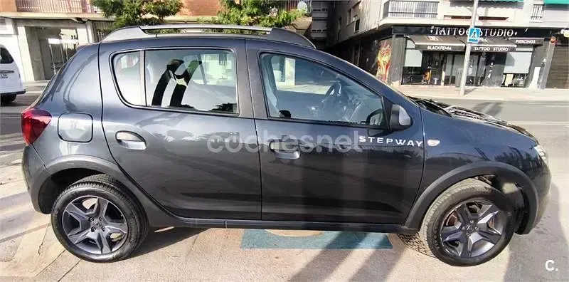 Usado Dacia Sandero 90 CV (66 kW) 2017 Gris / plata Berlina