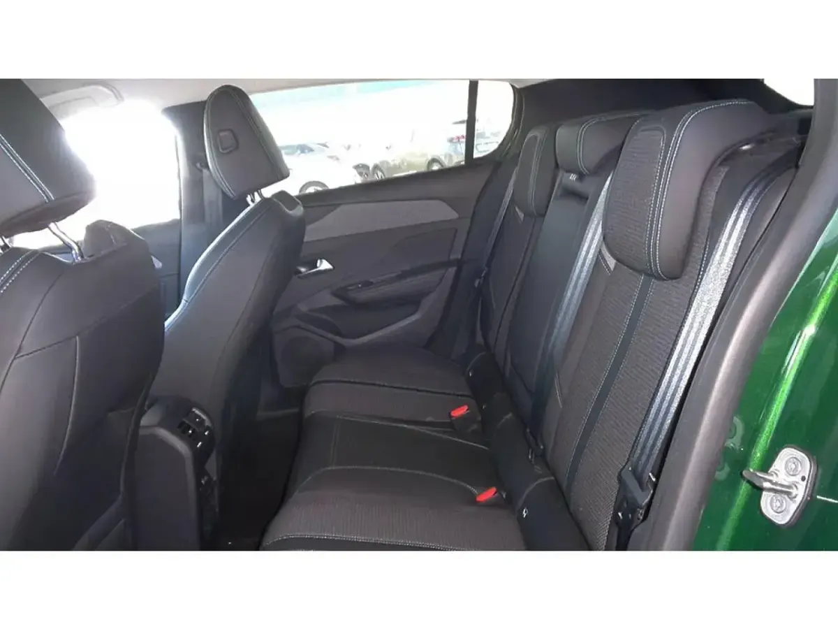 Begagnad Peugeot 308 Allure 130 HK (95 kW) 2023 Grön Sedan