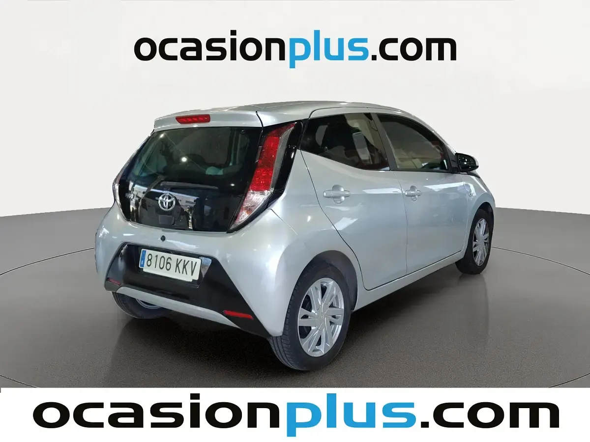 Usado Toyota Aygo X-play 69 CV (50 kW) 2018 Gris plata Utilitario