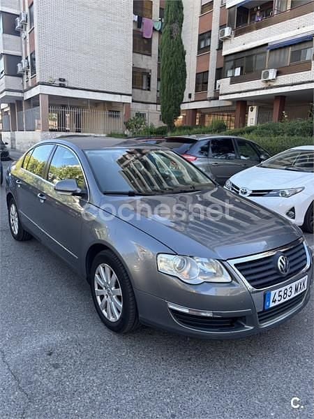 Beige Usado 2007 VW Passat Trendline Berlina | 4400 € (Precio justo) - Imagen 1/4