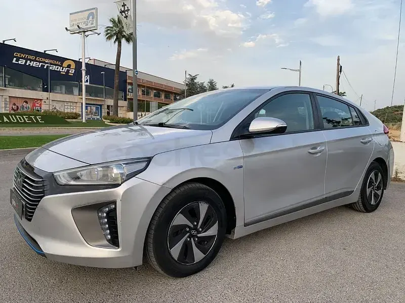 Usado Hyundai Ioniq 141 CV (103 kW) 2018 Gris / plata Utilitario