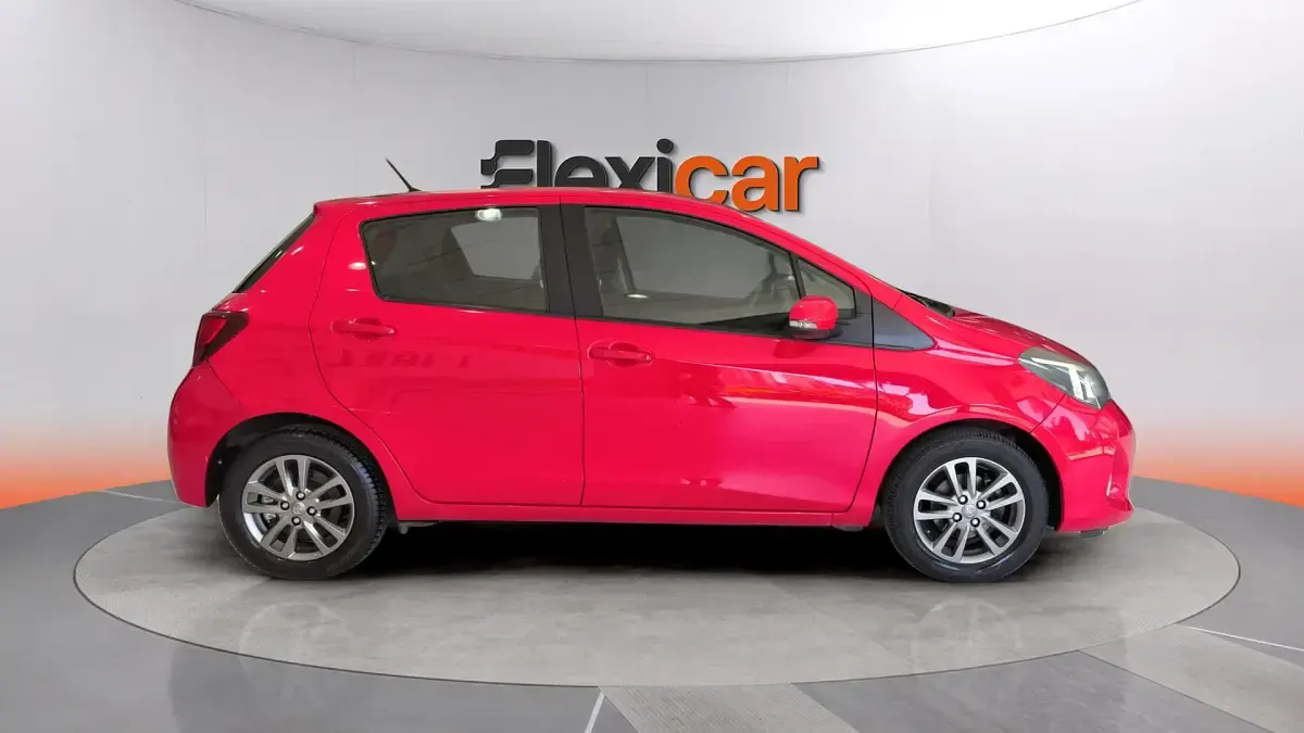 Usado Toyota Yaris Active 69 CV (50 kW) 2016 Rojo Berlina