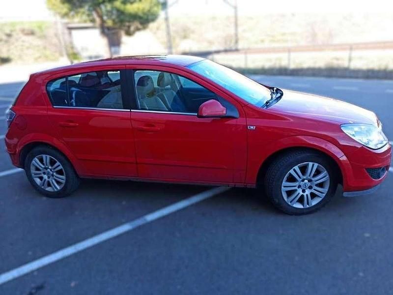 Usado Opel Astra Edition 110 CV (80 kW) 2010 Rojo Berlina