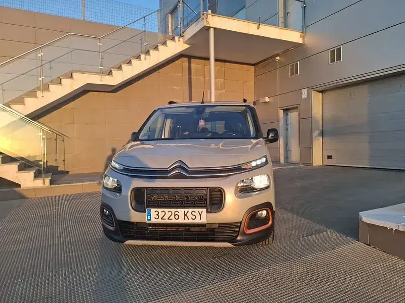 Usado Citroën Berlingo Shine 130 CV (95 kW) 2019 Gris / plata Monovolumen