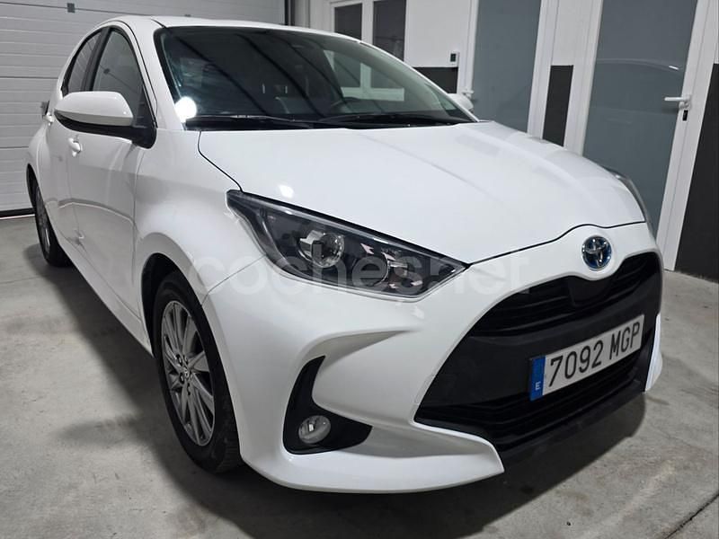 Blanco Usado 2023 Toyota Yaris Hybrid Active Berlina | 17.500 € (Buen precio) - Imagen 1/4