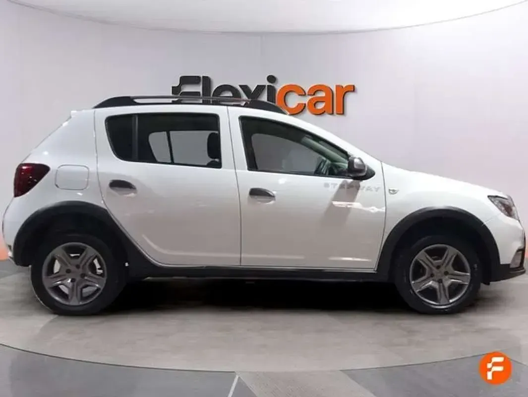 Usado Dacia Sandero Comfort 90 CV (66 kW) 2019 Blanco Utilitario
