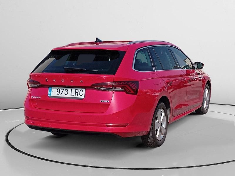 Usado Skoda Octavia Ambition 151 CV (111 kW) 2021 Rojo Familiar
