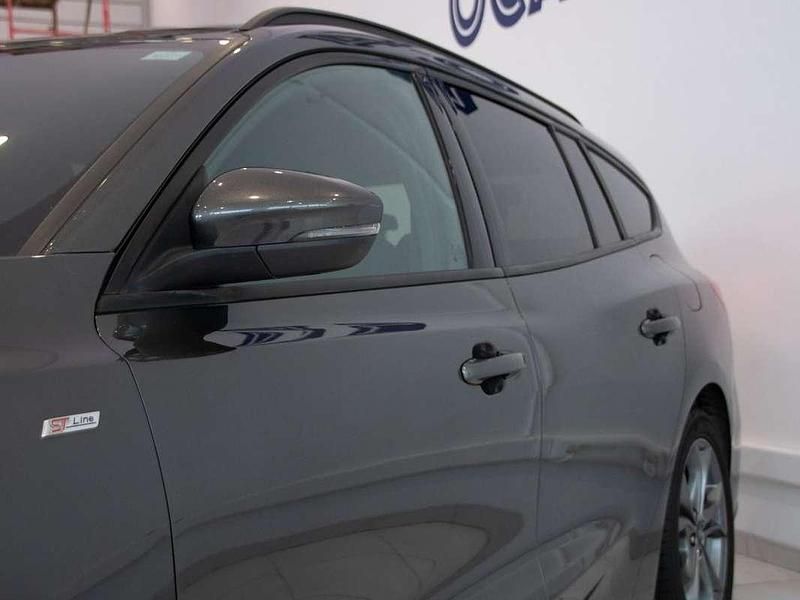 Usado Ford Focus ST-Line 125 CV (91 kW) 2020 Gris Utilitario