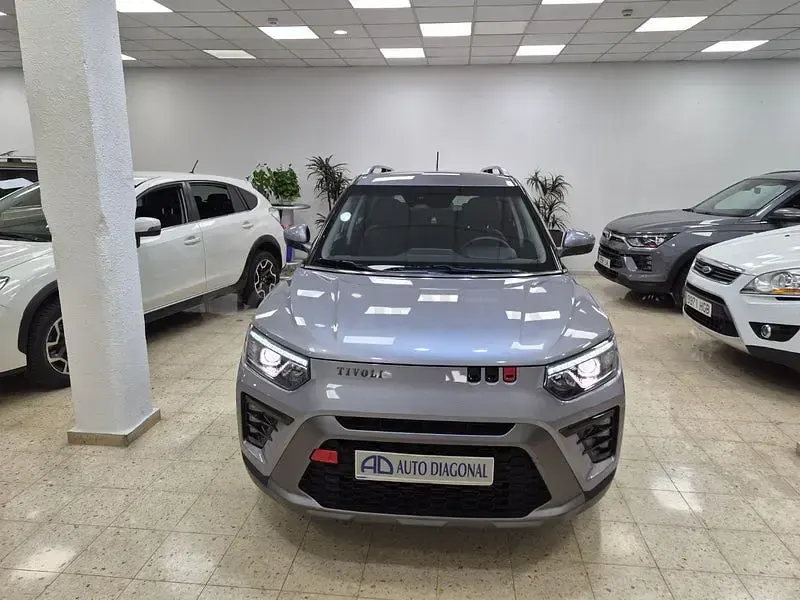 Usado SsangYong Tivoli 163 CV (119 kW) 2024 Gris / plata SUV