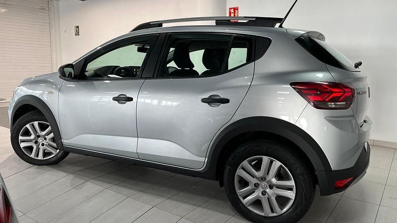 Usado Dacia Sandero Essentiel 91 CV (66 kW) 2022 Gris / plata Berlina