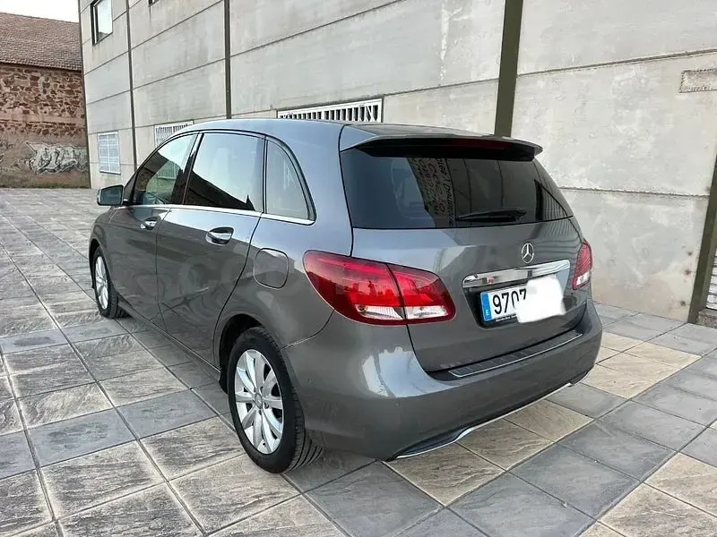 Usado Mercedes B180 109 CV (80 kW) 2015 Gris / plata Utilitario