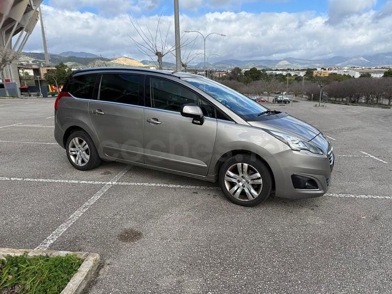 Usado Peugeot 5008 Allure 120 CV (88 kW) 2015 Gris / plata Monovolumen