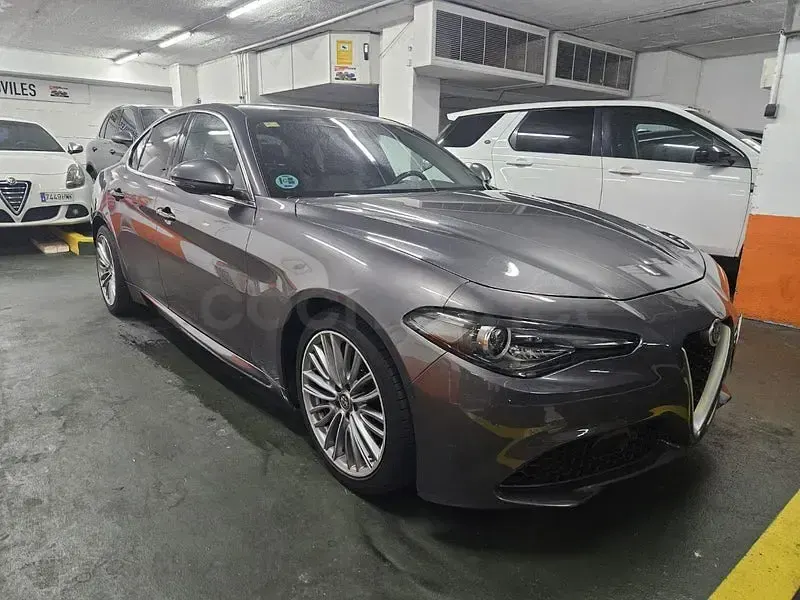 Usado Alfa Romeo Giulia Super 180 CV (132 kW) 2016 Gris / plata Berlina