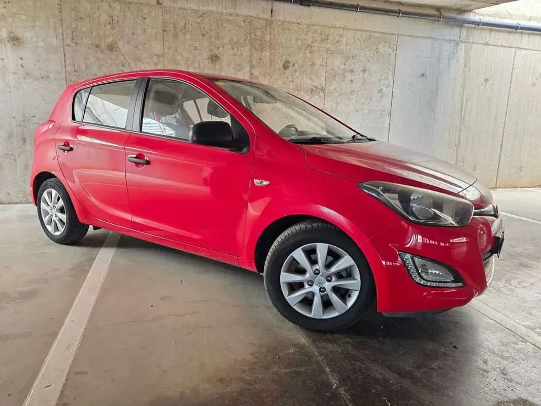 Usado Hyundai i20 85 CV (62 kW) 2013 Rojo Utilitario