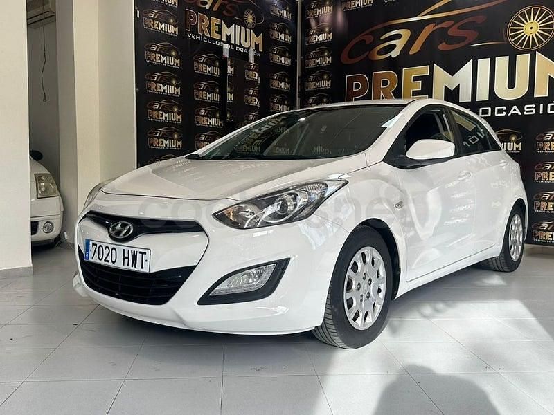 Usado Hyundai i30 GO! 100 CV (73 kW) 2014 Blanco Berlina