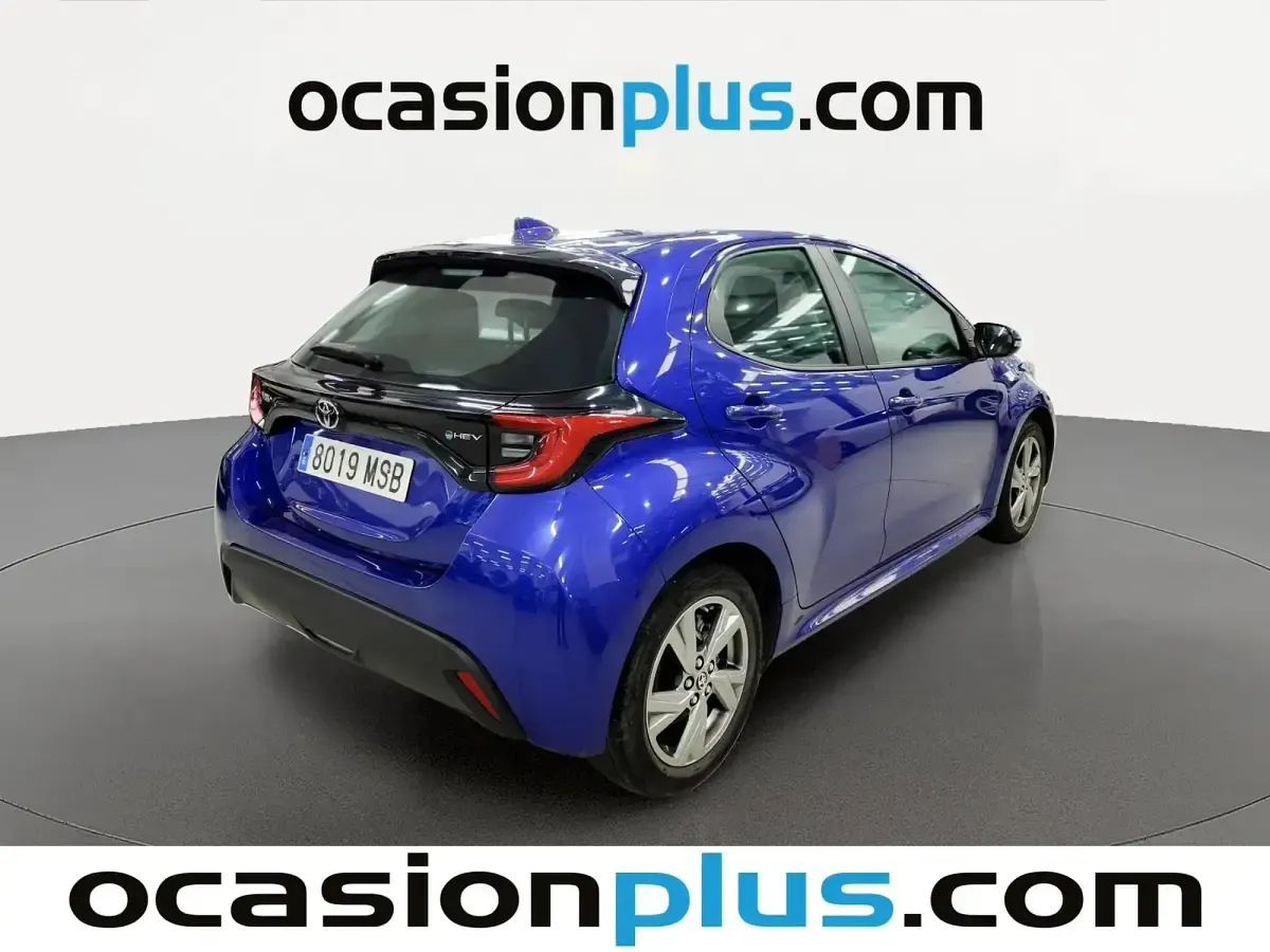 Używany Toyota Yaris Hybrid Active 116 KM (85 kW) 2024 Niebieski Sedan/Limuzyna
