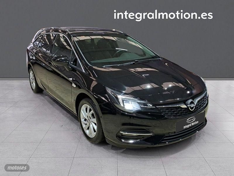 Usado Opel Astra 105 CV (77 kW) 2021 Negro Familiar